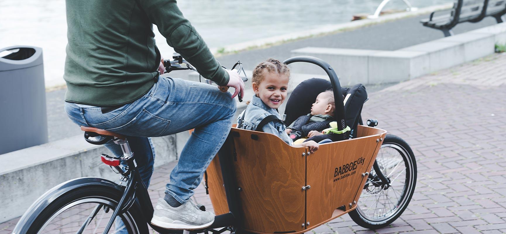 Handig! Een maxi cosi de bakfiets | Babboe